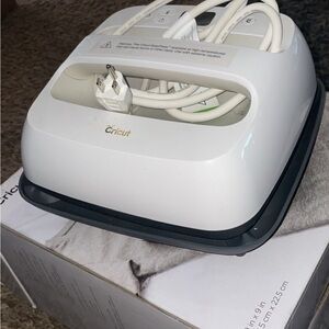 Cricut EasyPress 2 in White and Black